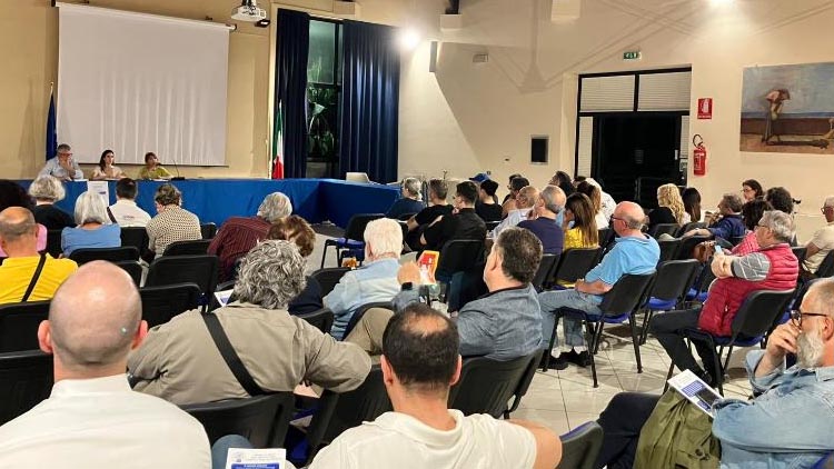 Martinsicuro, sala consiliare gremita per l'assemblea in difesa dell'Ospedale Val Vibrata