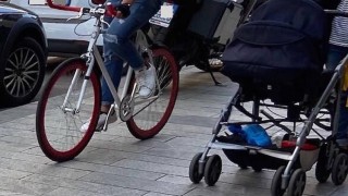 ciclista e passeggio