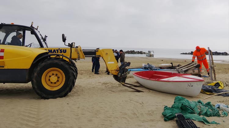 pulizia spiaggia a Montesilvano
