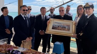 vescovo in visita alla capitaneria di Porto di Giulianova