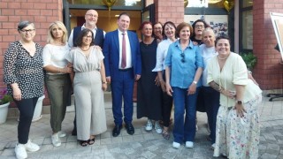 Il Direttore generale (al centro) con il personale dell'hospice
