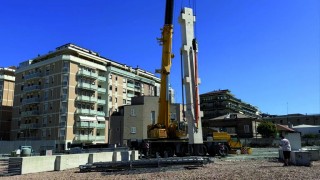 posizionamento del primo pilastro del parcheggio in area di risulta a Pescara