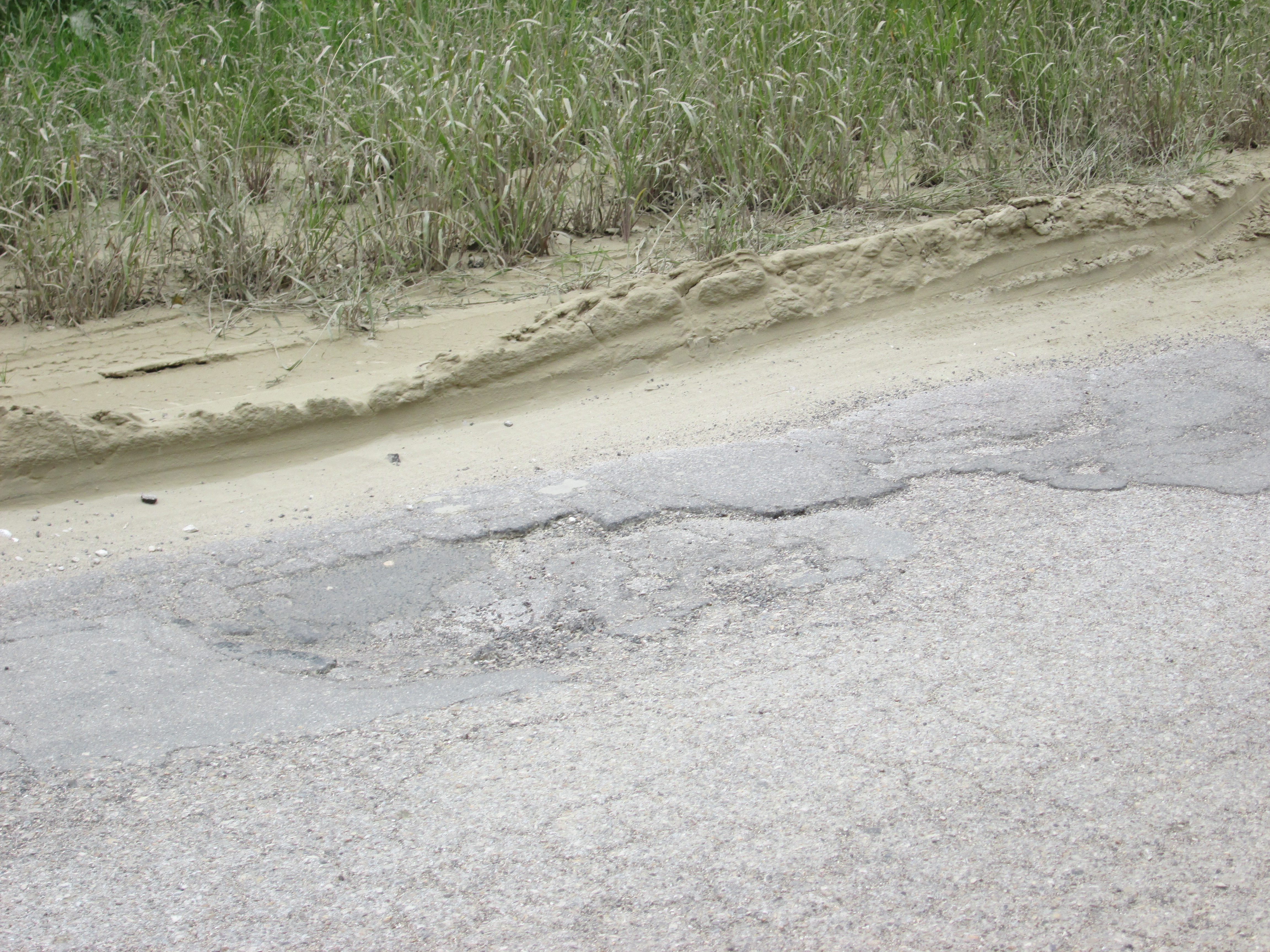 Fango e buche sulla strada del Lungofiume Saline