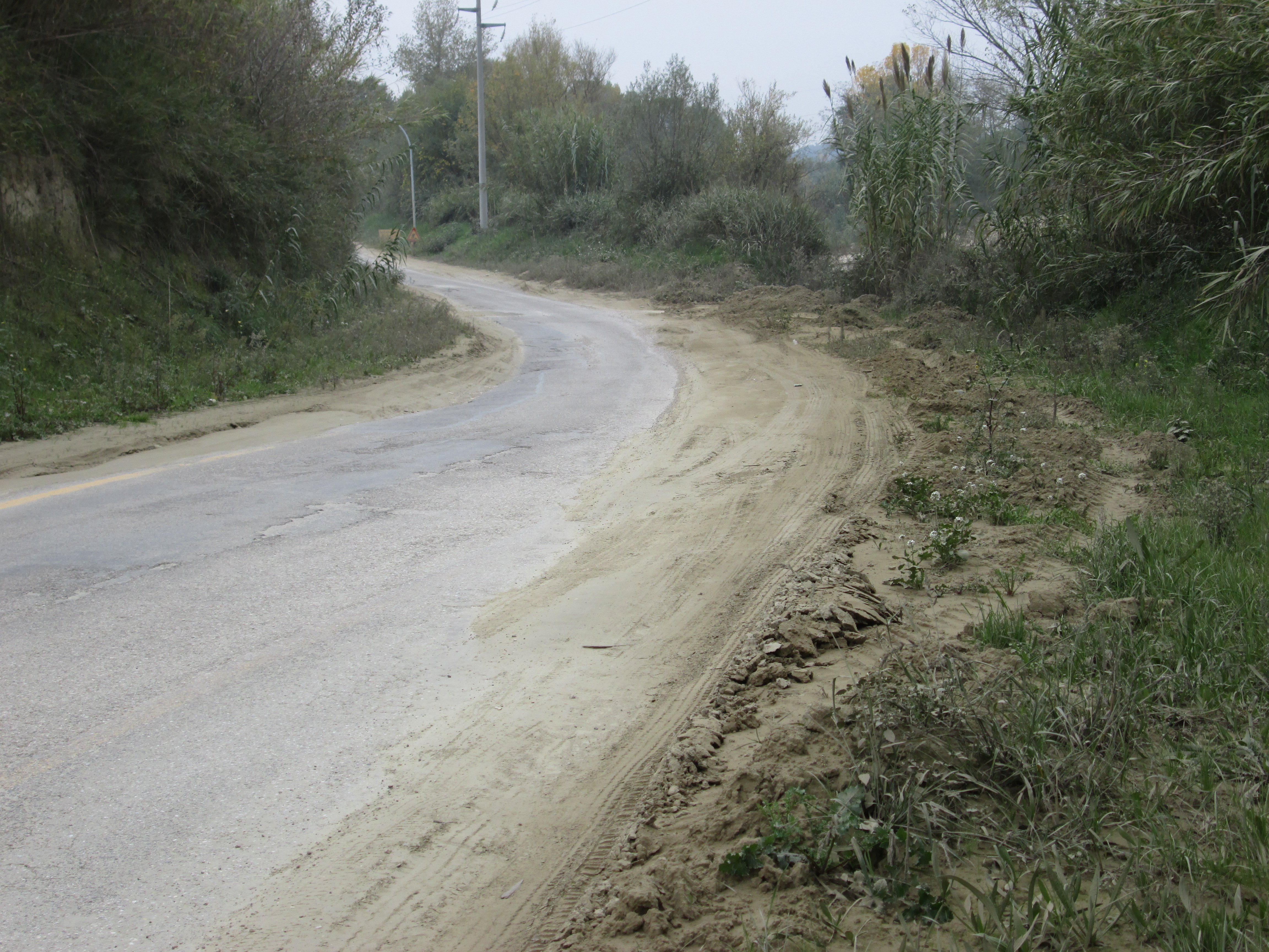 Un altro tratto del lungofiume: ancora fango