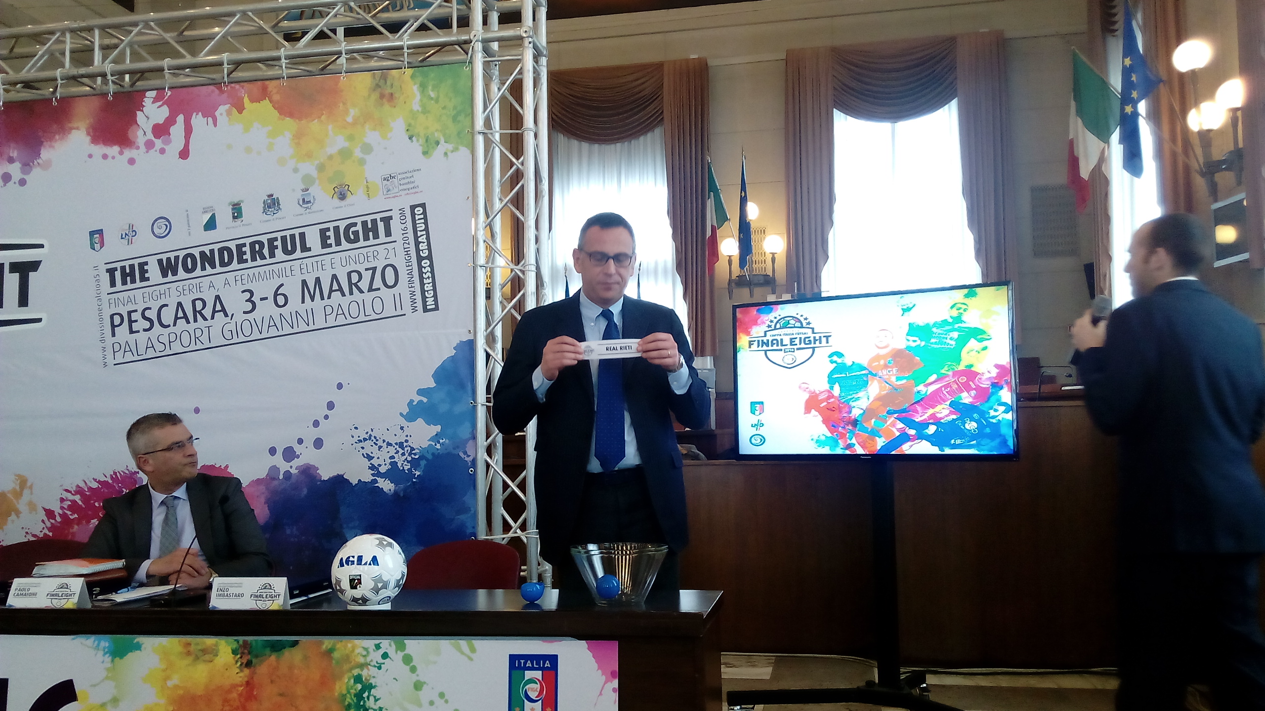 Il sindaco Alessandrini, durante i sorteggi