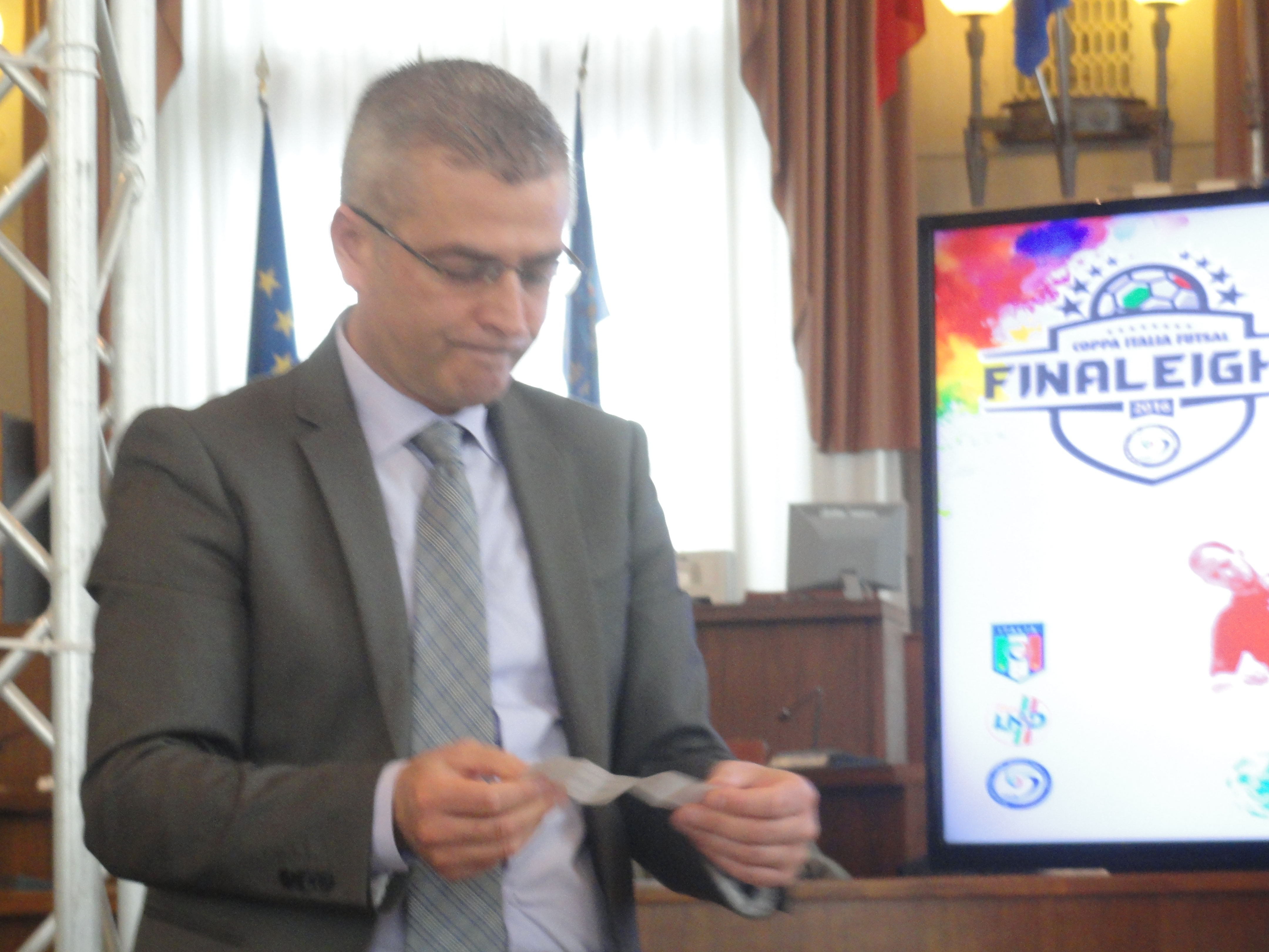 Il sindaco di Martinsicuro Paolo Camaioni, durante i sorteggi