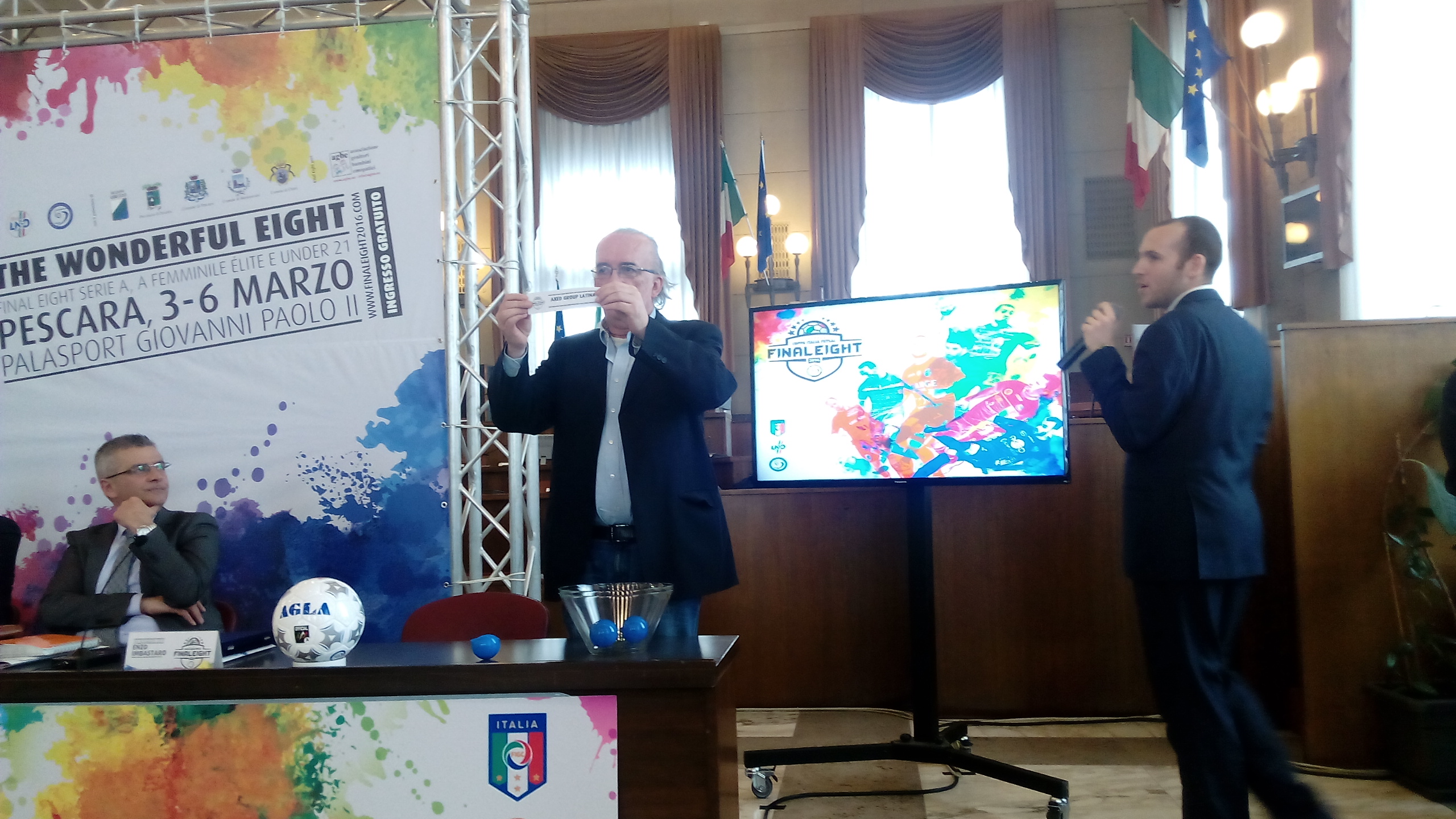 l'assessore Diodati durante i sorteggi