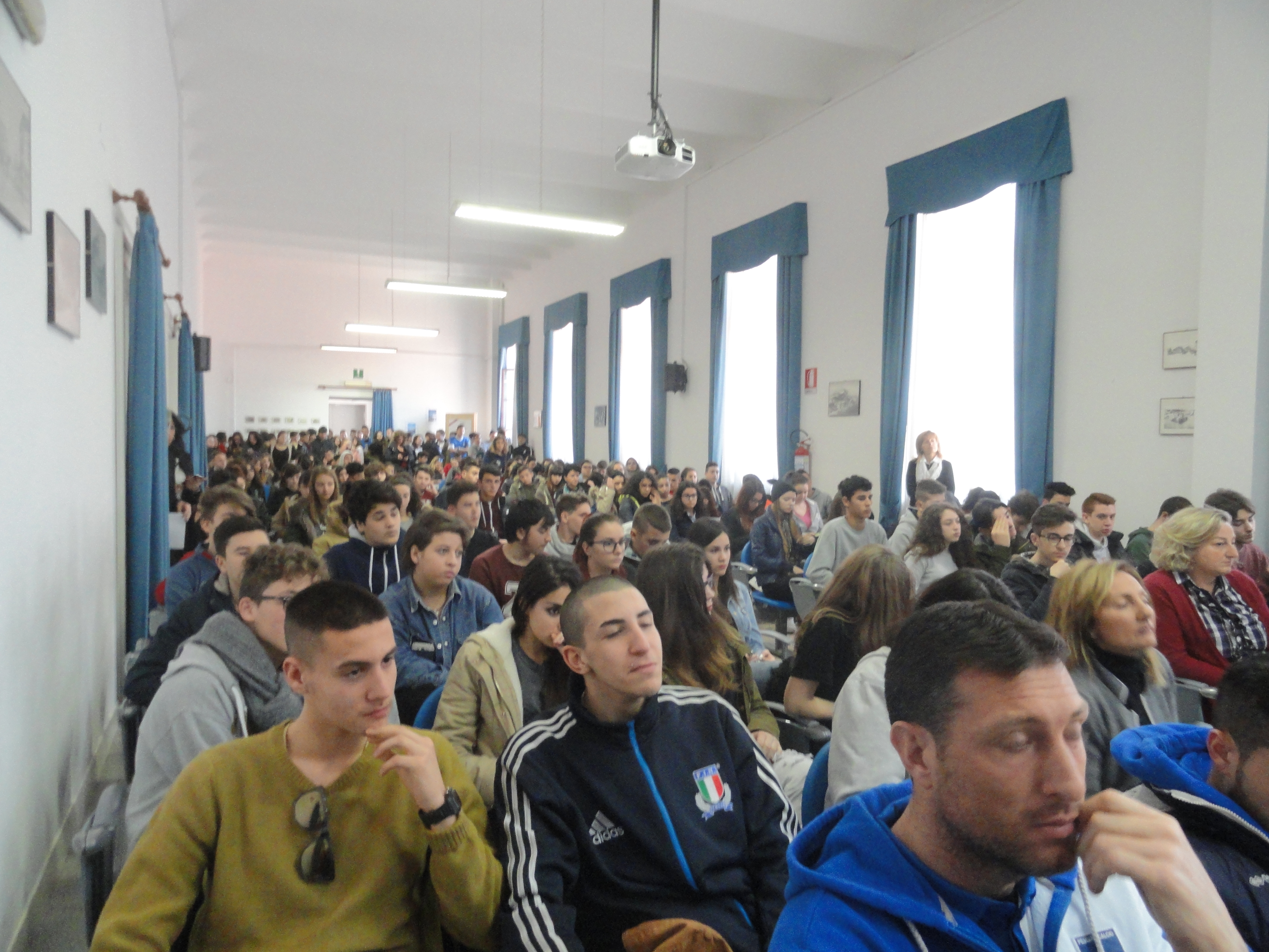 l'aula magna gremita di studenti