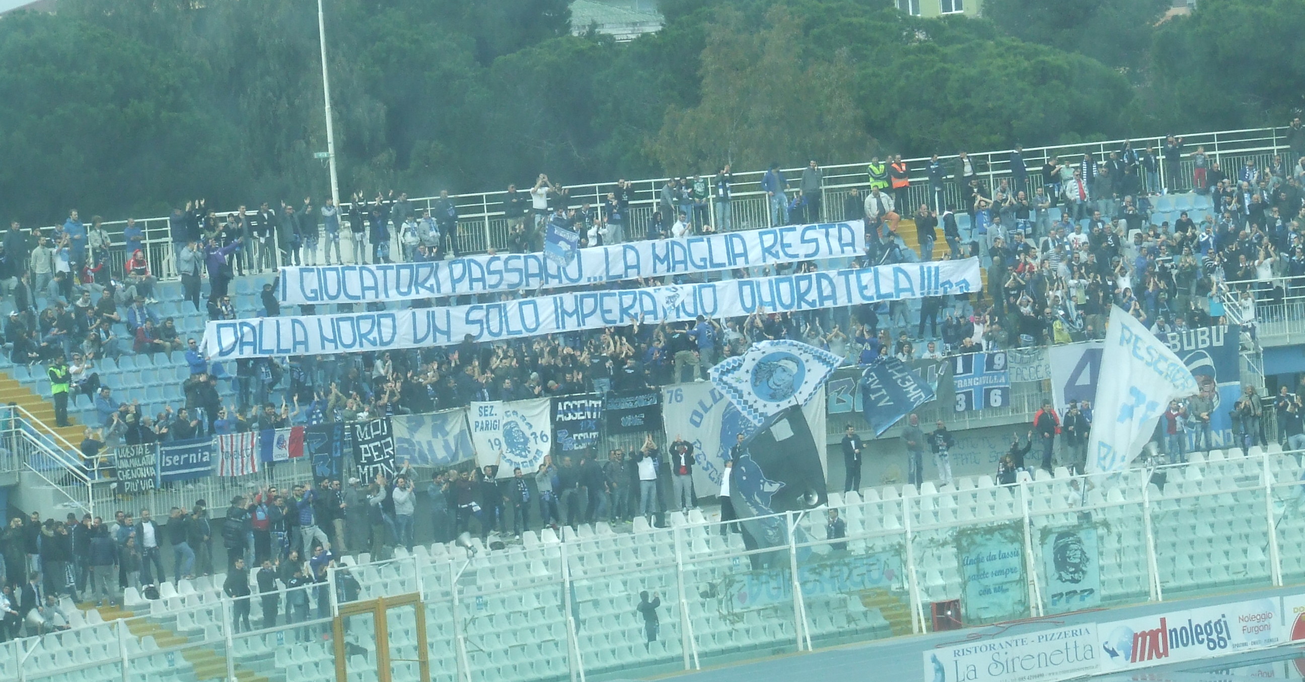 I tifosi del Pescara, espongono uno striscione