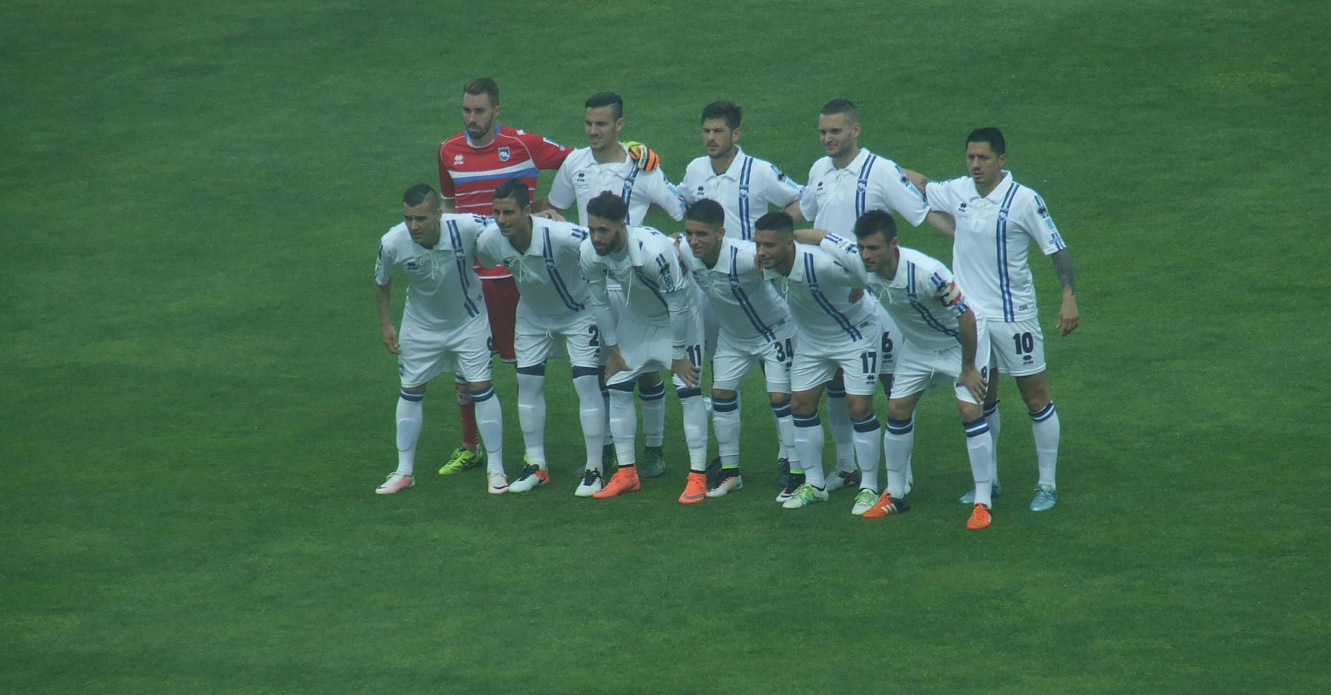 La squadra indossa la maglia celebrativa
