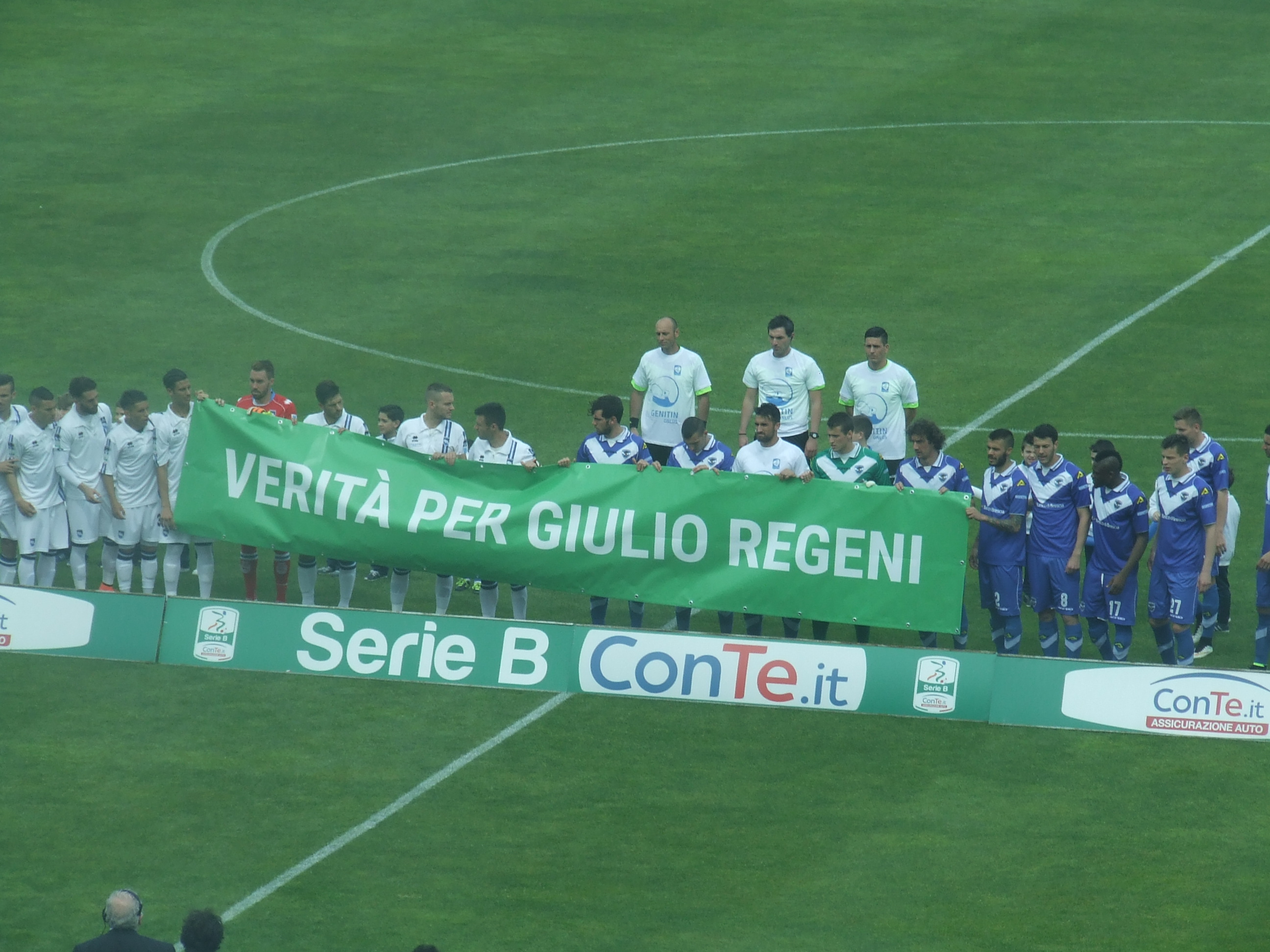 Le due formazioni a centrocampo