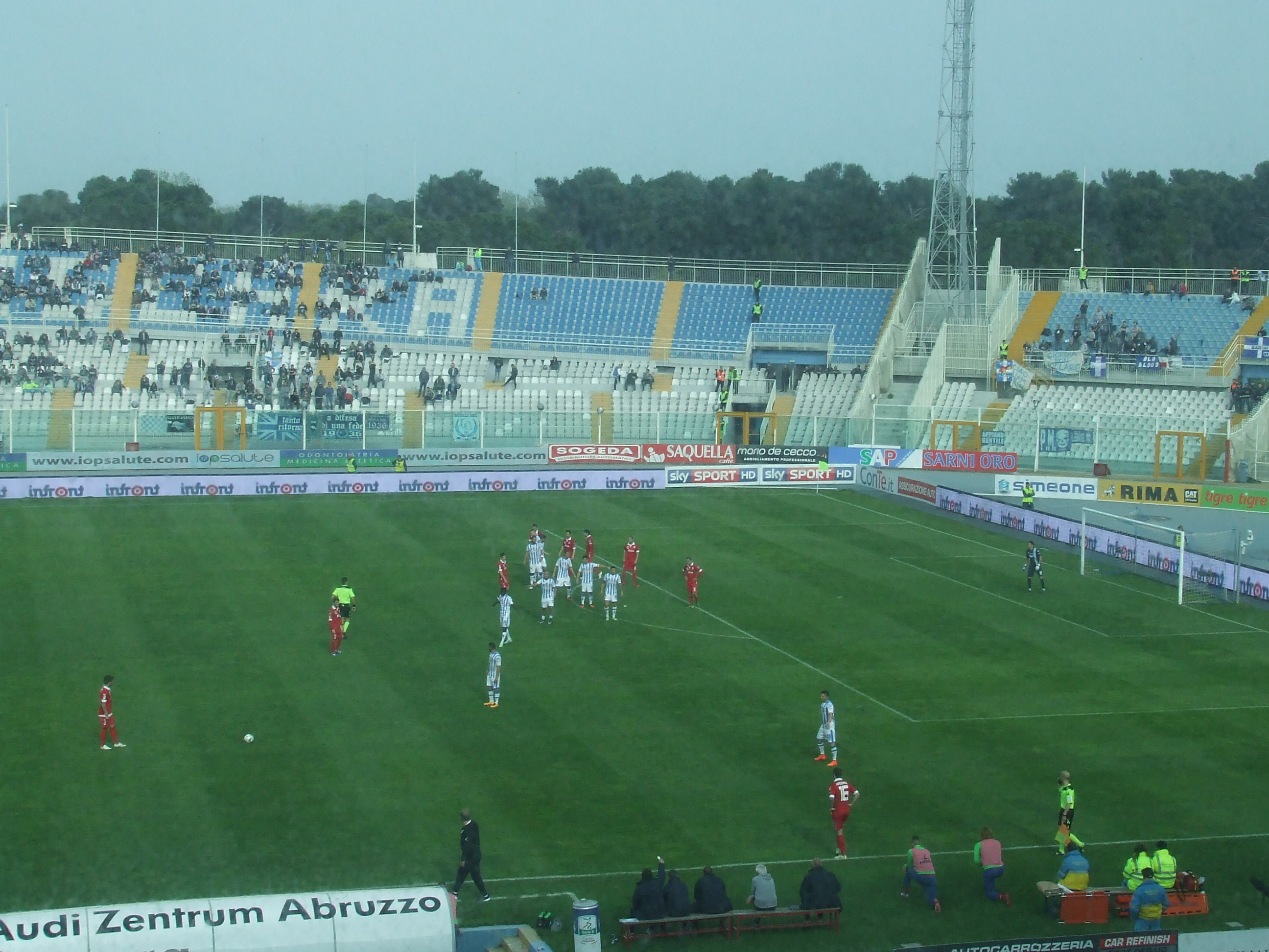 Una fase di gioco della partita Pescara - Como