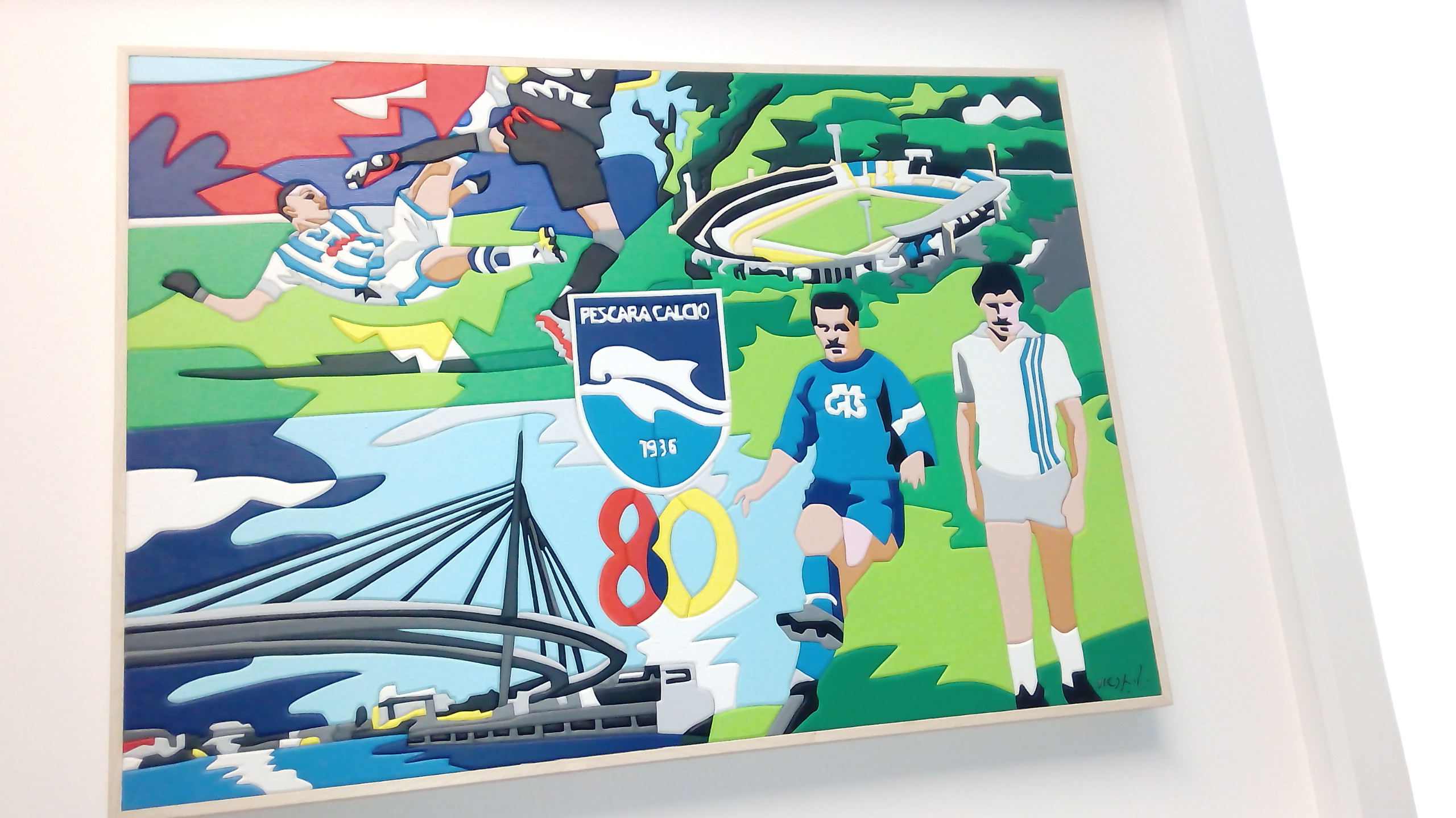 Una scultura che rappresenta la storia del Pescara calcio