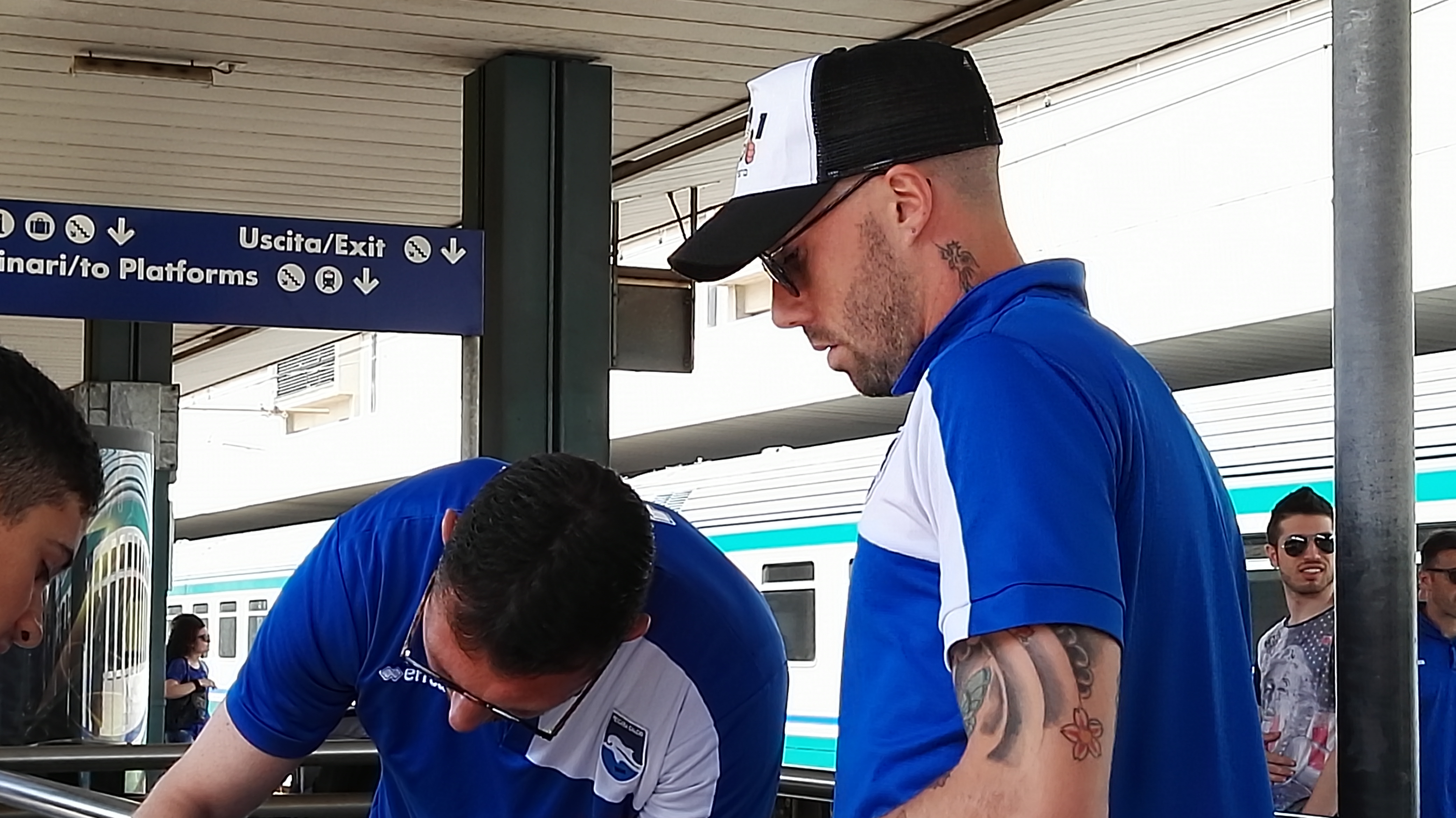 Fiorillo-mentre-firma-gli-autografi