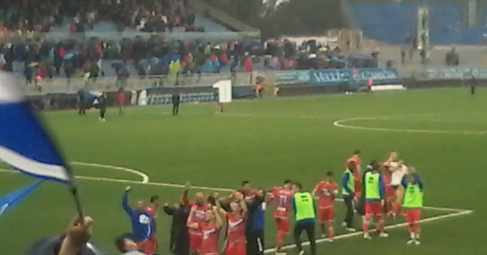 Il Pescara, festeggia sotto la curva