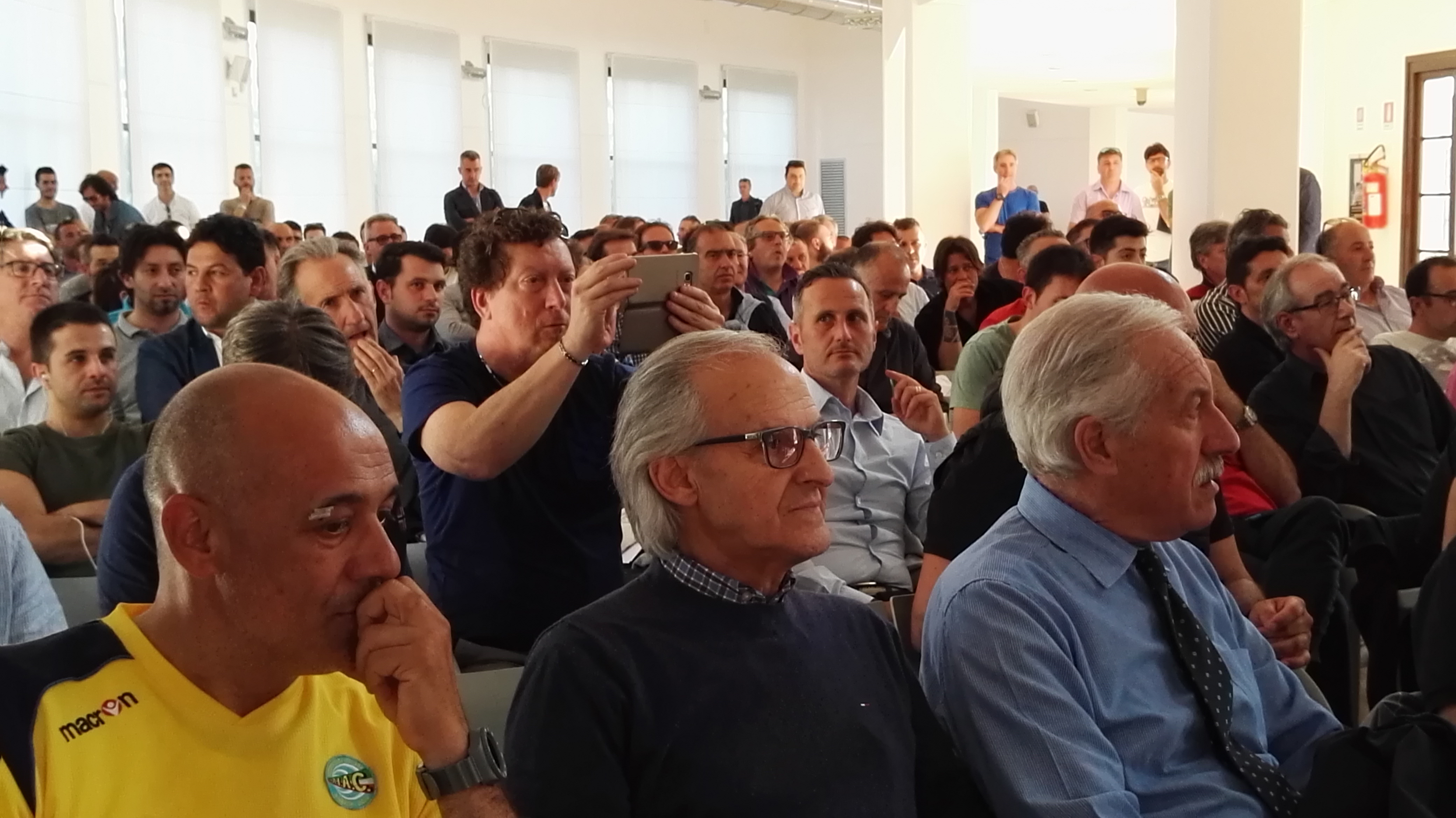 La-platea-intervenuta-al-Forum