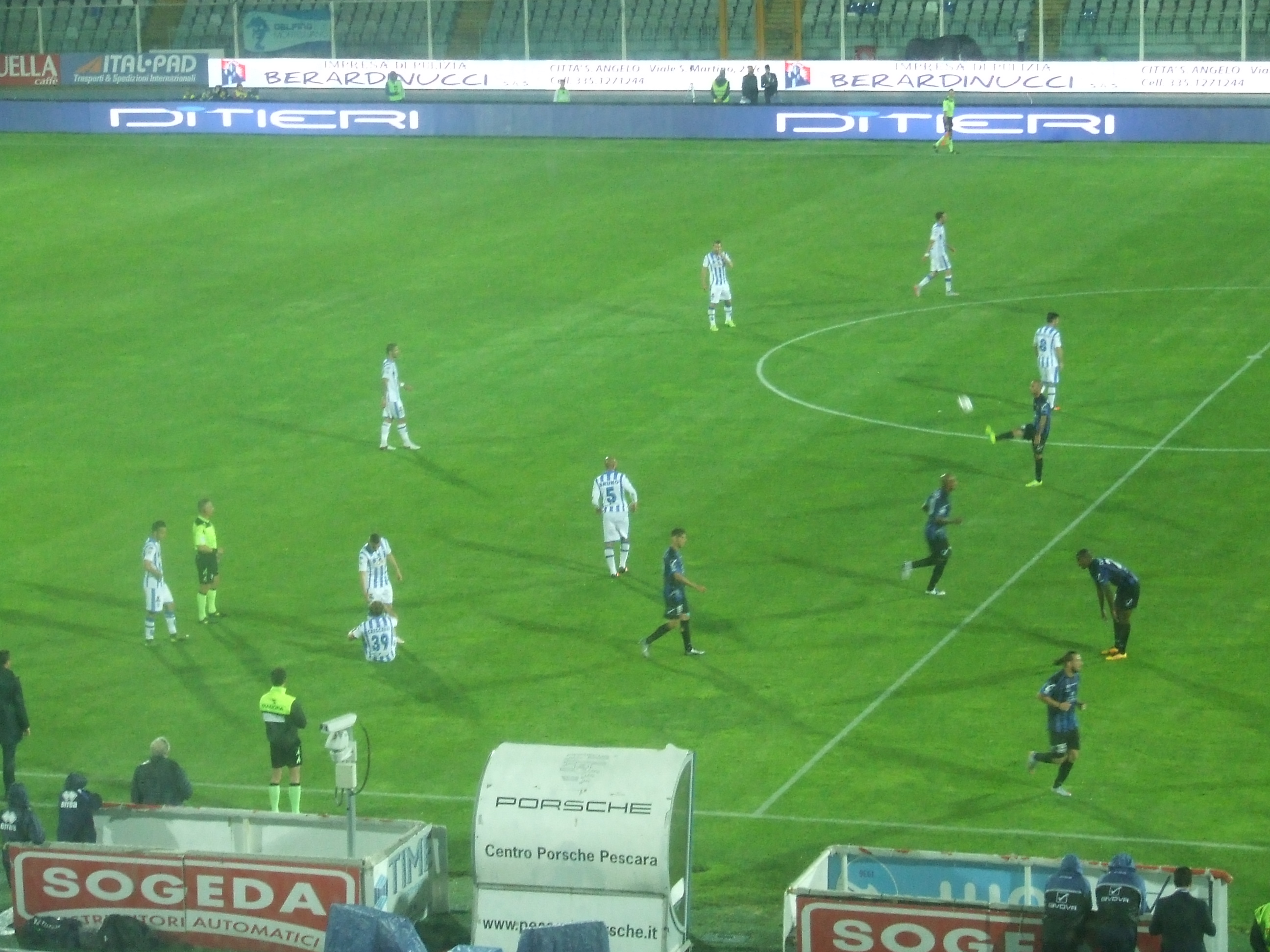 Una fase di gioco tra Pescara e Latina