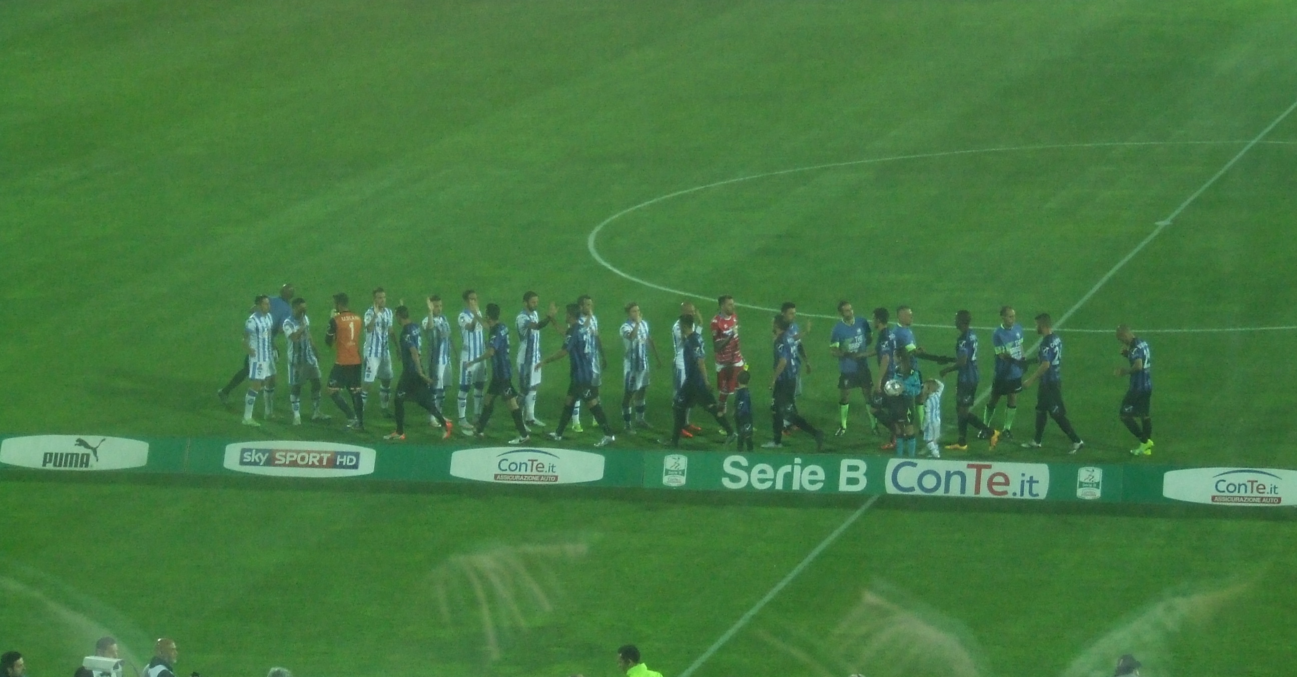 le formazioni entrano sul campo