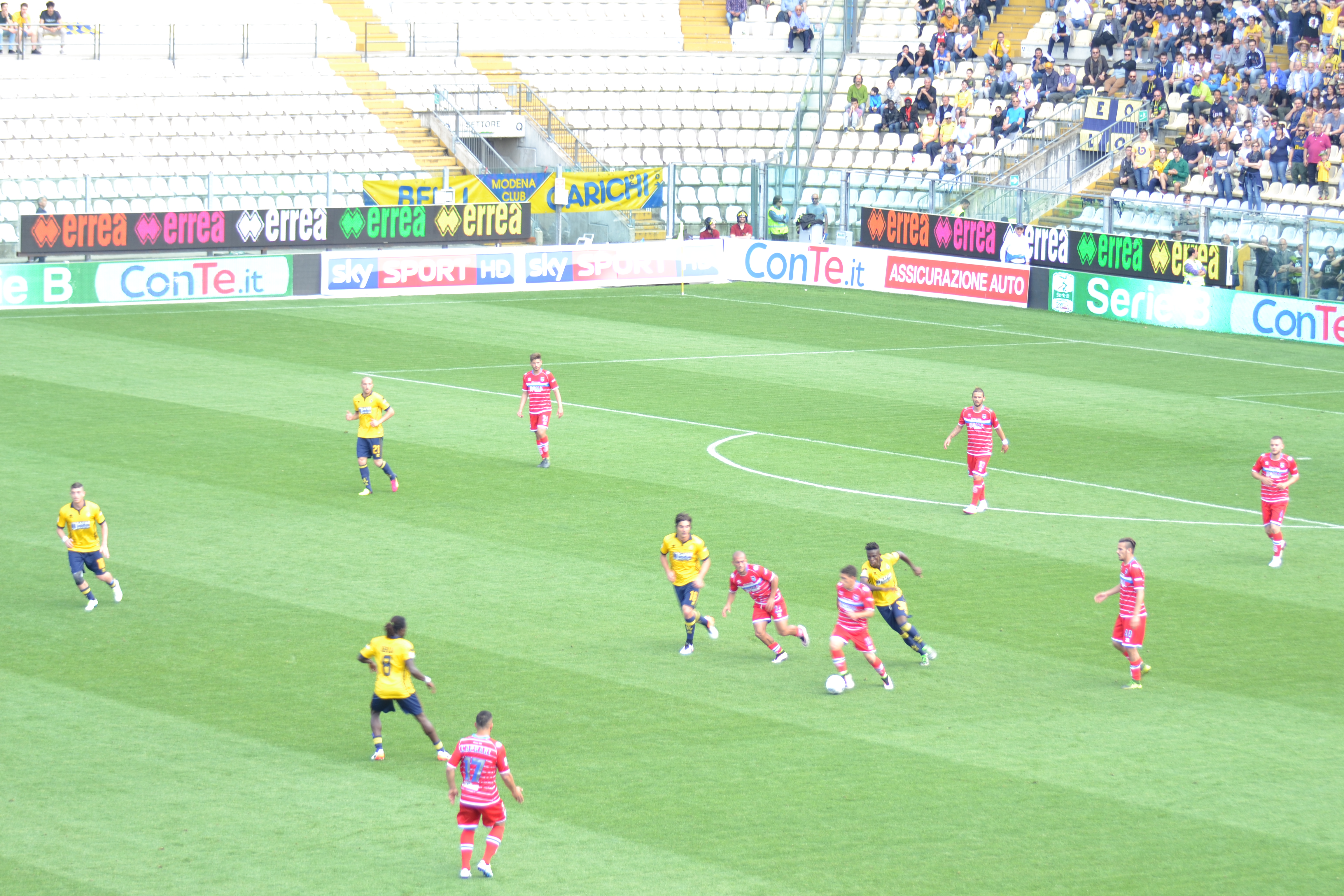 una fase di gioco tra Modena - Pescara