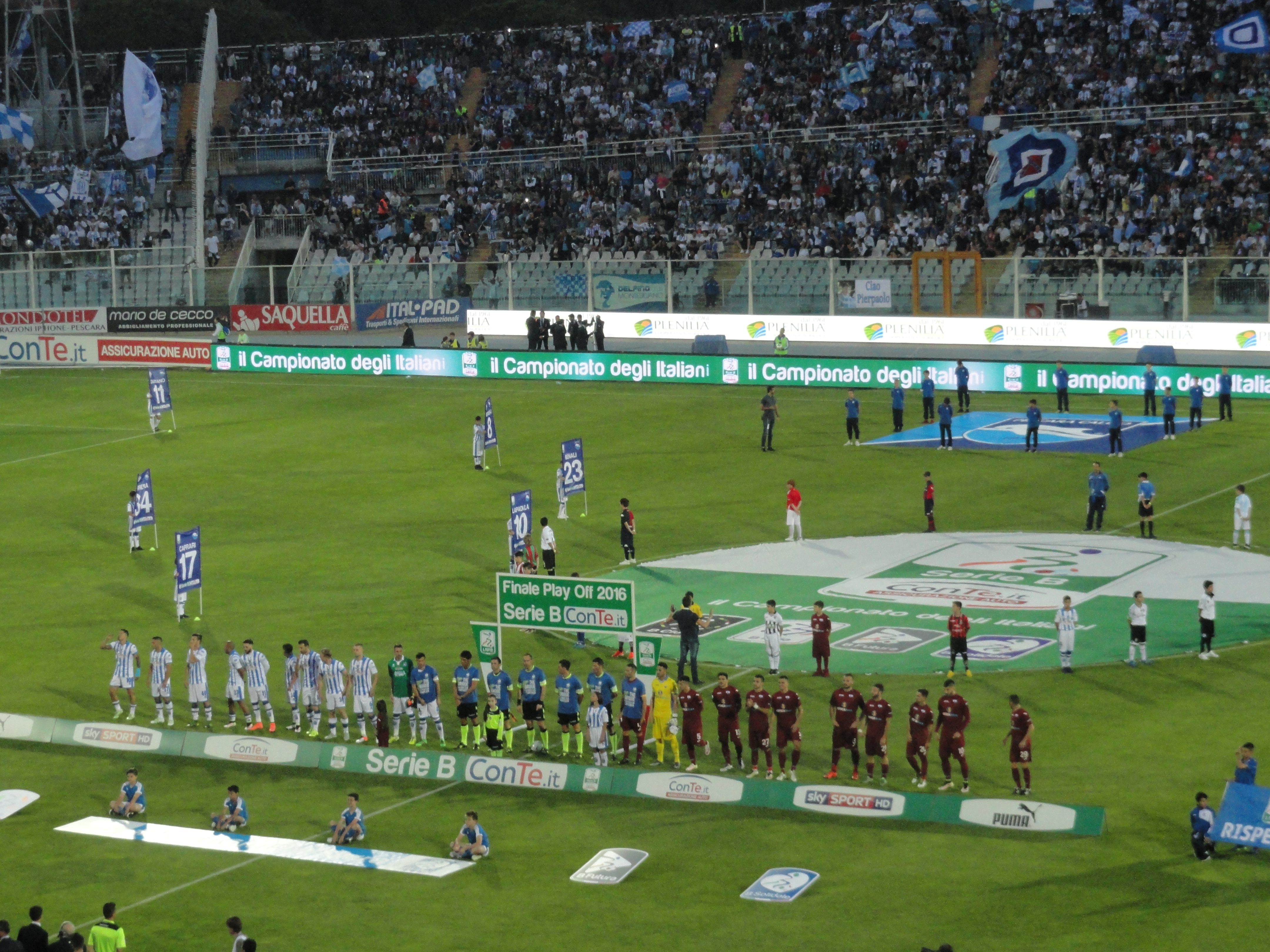 L'ingresso delle due squadre in campo