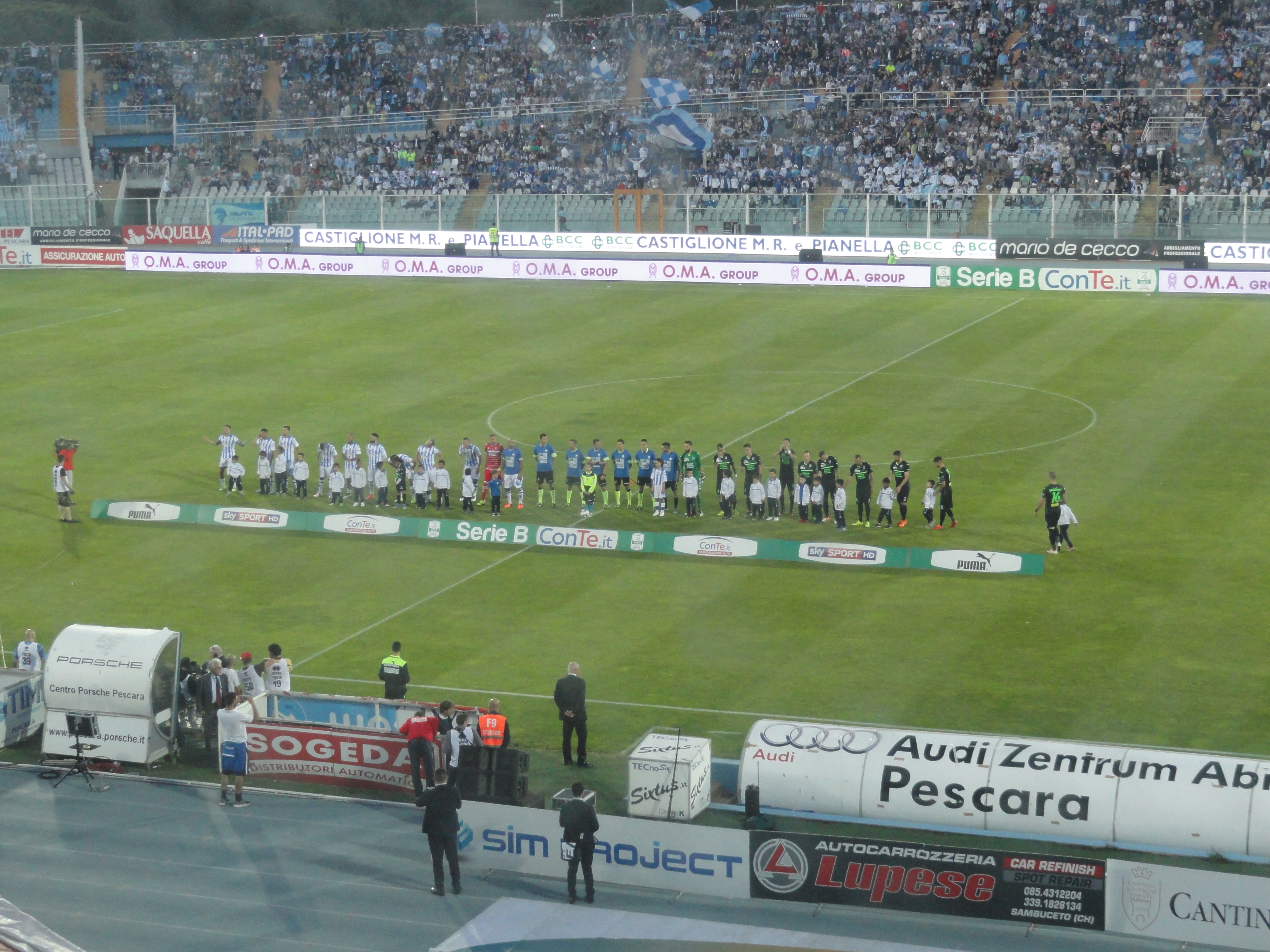 L'ingresso delle squadre in campo