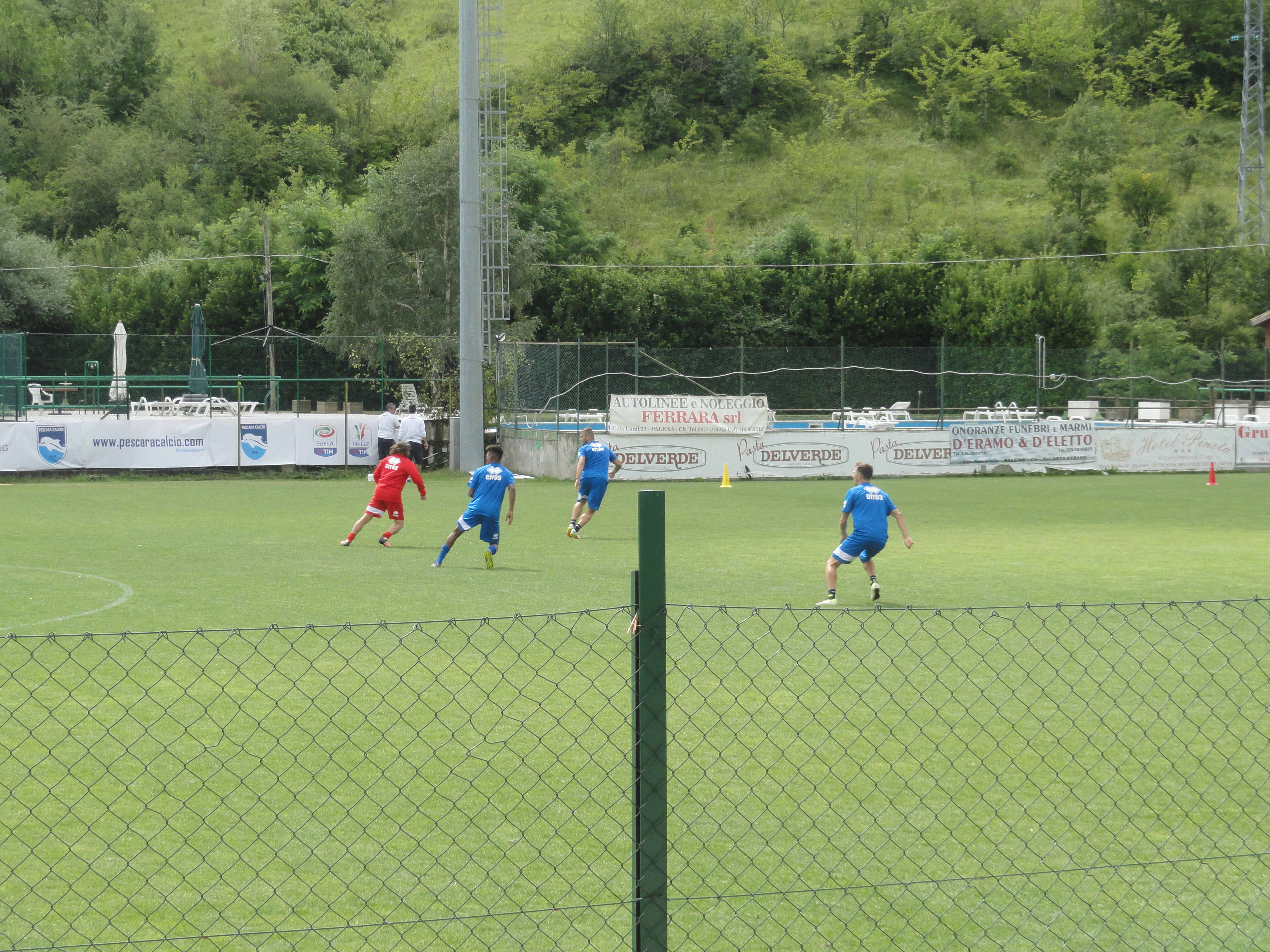IL Pescara mentre prova gli schemi difensivi