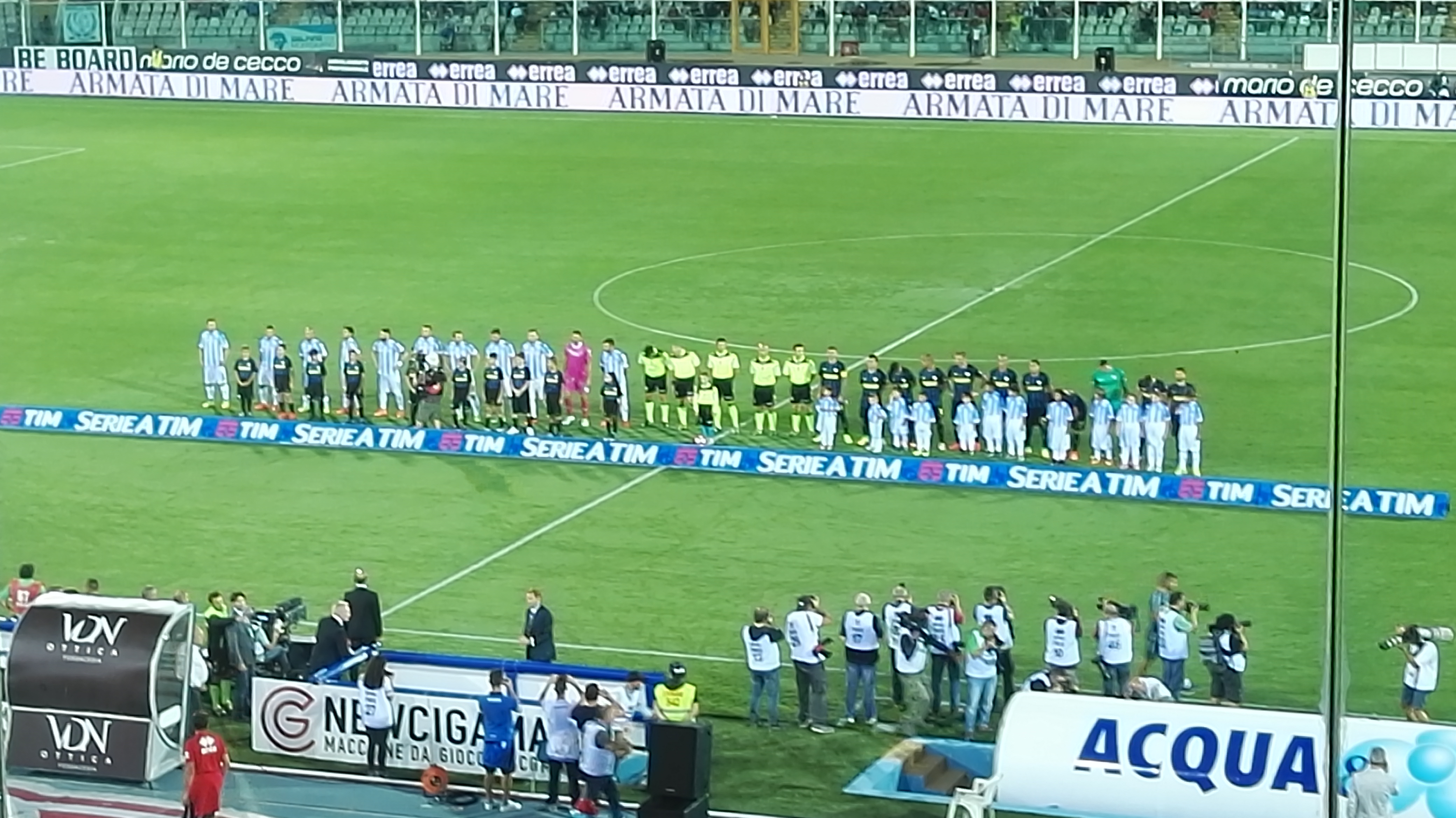 L'ingresso delle due squadre in campo