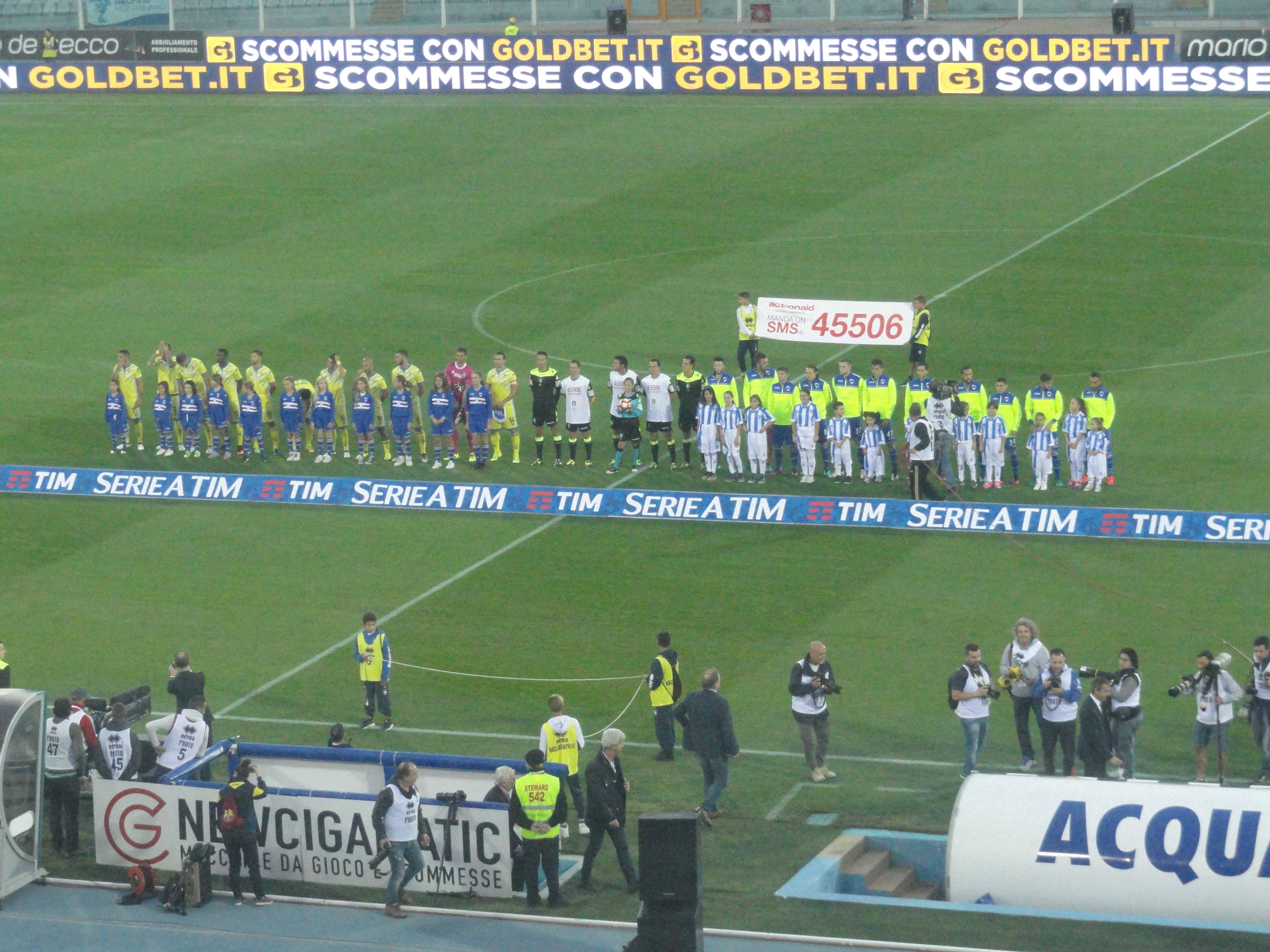 le-due-formazioni-mentre-entrano-in-campo