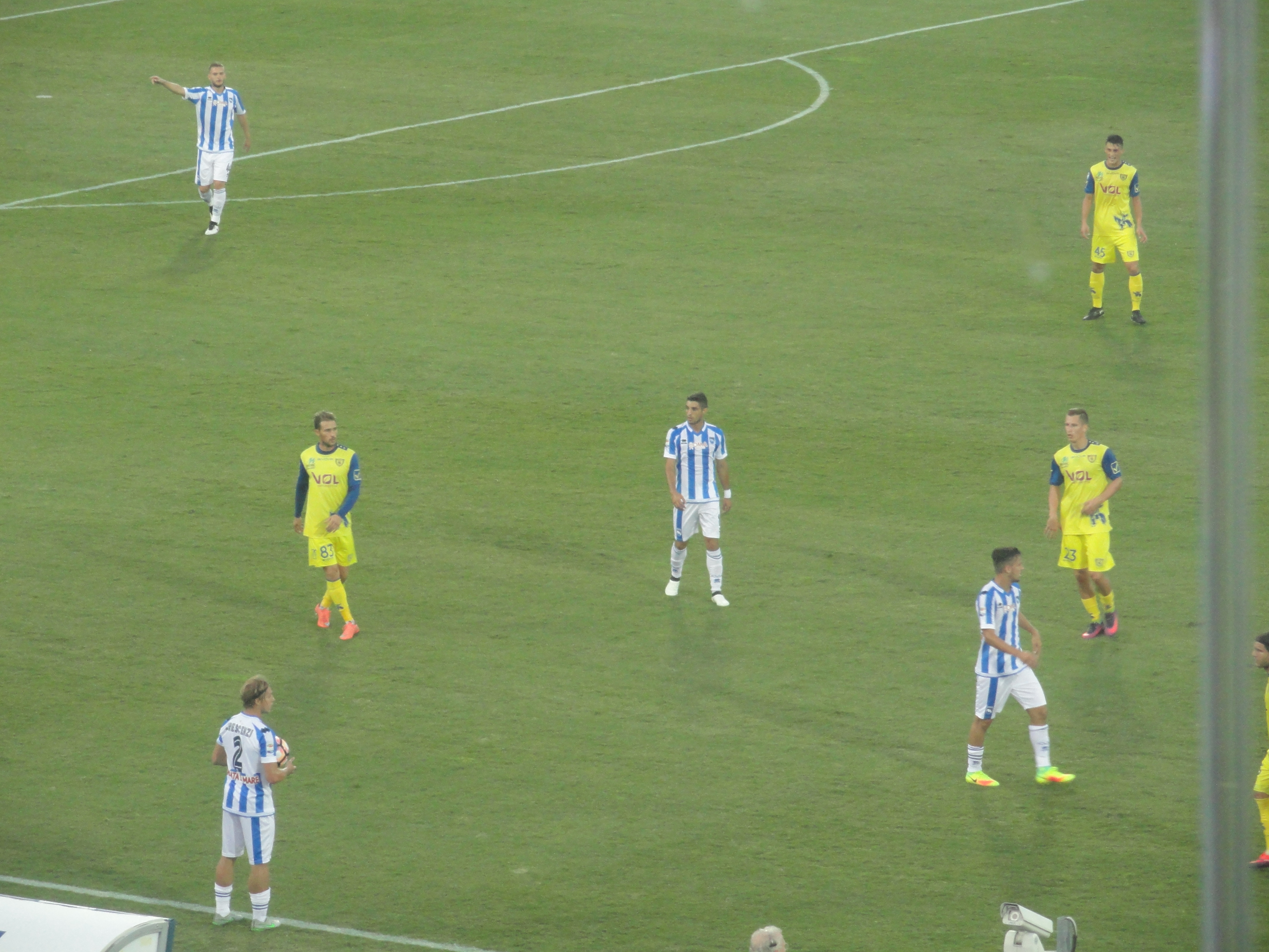 una-fase-di-gioco-tra-pescara-e-chievo