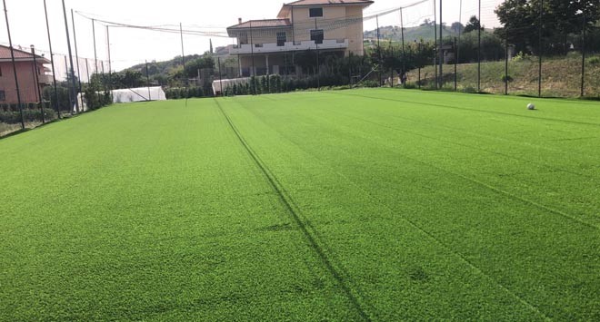 atri campo con erba sintetica
