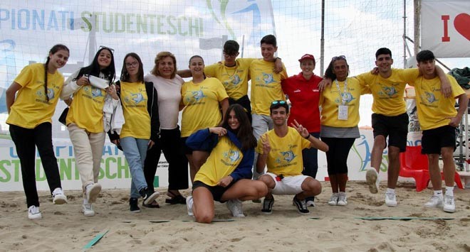 Il sorriso di allieve e allievi con docenti prima di una gara