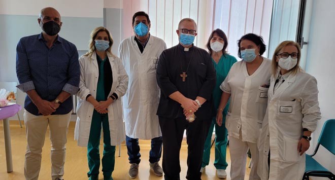 vescovo in visita ospedale ortona