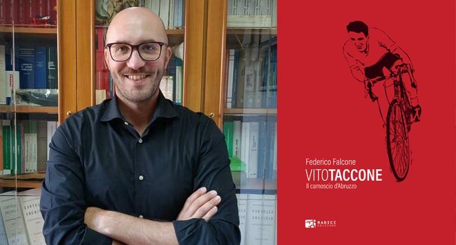 Federico Falcone con il suo celebre libro su Vito Taccone