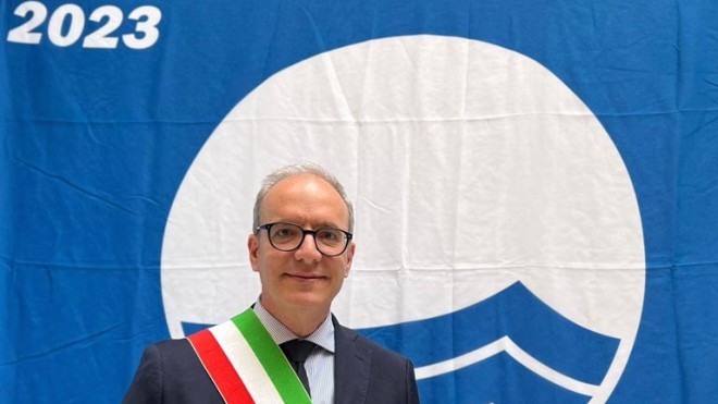 il sindaco verrocchio e la bandiera blu