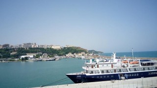 la nave artemis nel porto di ortona