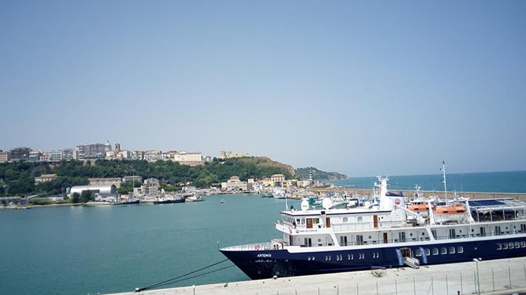 la nave artemis nel porto di ortona