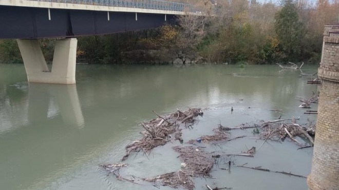 detriti sul fiume sangro