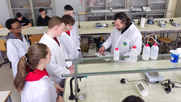 Studenti dell'istituto Alessandrini di Montesilvano