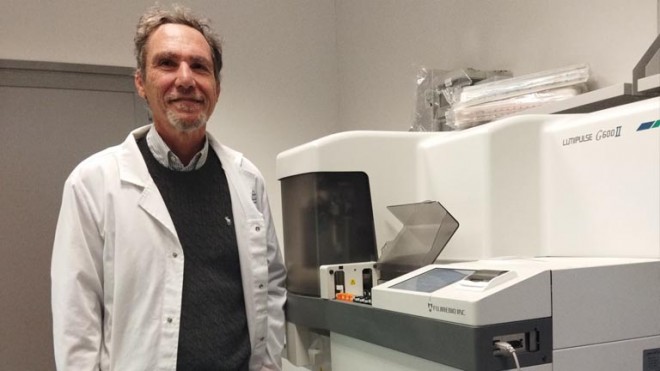 Stefano Sensi con la strumentazione per il nuovo test