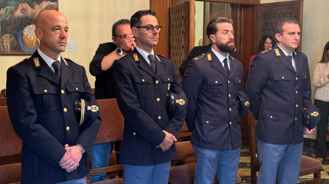 I poliziotti intervenuti nell'incendio