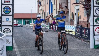 lui e lei in bicicletta