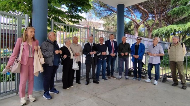 PESCARA, SANITÀ NEL CAOS- PETTINARI E I CITTADINI SI INCATENANO DAVANTI AL PRONTO SOCCORSO