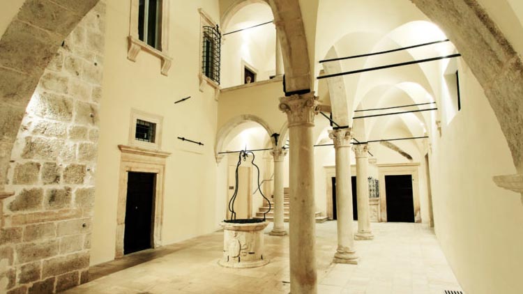 corte Palazzo Dragonetti AQ