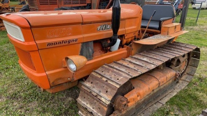 vecchio trattore agricolo