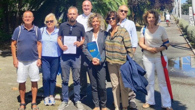 Alessandrini Sola ed altri in protesta per la filovia sulla strada parco