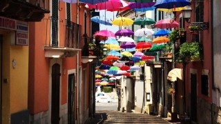Manoppello sotto gli ombrelli