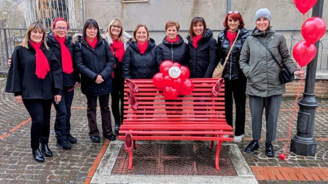 panchina rossa nel Comune Sante Marie