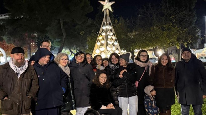 Inaugurato a Pineto l'albero di Natale inclusivo realizzato dalle persone con disabilità