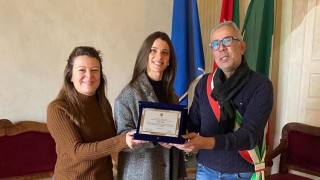 Targa dal Comune di Atri alla calciatrice Alessia Copia per i suoi meriti sportivi