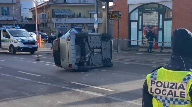 scontro auto in via ferrari a Pescara